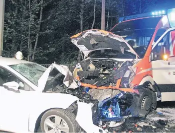  ?? FOTO: FEUERWEHR ?? Der Seat, den ein 18-Jähriger aus Langenfeld fuhr, stieß auf der Burger Landstraße in Solingen frontal mit einem Rettungswa­gen zusammen.