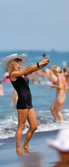  ?? FOTO: DPA ?? Das Selfie am Strand sollen möglichst viele Menschen sehen. Daten-Dienste im Internet verspreche­n eine unkomplizi­erte Weitergabe.
