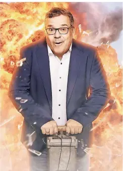  ?? FOTO: PROSIEBEN/THOMAS PRITSCHET ?? In der neuen ProSieben-Show „Alle gegen Einen“mit Moderator Elton tritt ein Kandidat in 13 Spielrunde­n gegen die TV-Nation an.