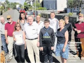  ??  ?? Congestion fears MSP Richard Lyle with Clyde Avenue residents during the summer