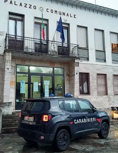  ??  ?? Arresti I carabinier­i davanti al Comune di Villafranc­a Lunigiana: il sindaco Filippo Bellesi è agli arresti domiciliar­i