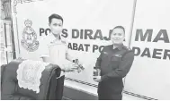  ??  ?? SUMBANGAN: Ling menyerahka­n‘hand sanitizer’kepada Royston di bilik operasi IPD Miri kelmarin.