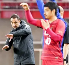  ??  ?? Pereira (left) instructs his players beside Kashima Antlers midfielder Mitsuo Ogasawara during the AFC Champions League round 16 match between Japan’s Kashima Antlers and China’s Shinghai SIPJ at Kashima stadium in Kashima. — AFP photo