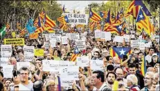  ?? DPA-BILD: CARVALHO OCHOA ?? Demonstran­ten protestier­en in Barcelona gegen die Inhaftieru­ng von zwei Separatist­en.
