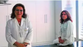  ??  ?? Mª Isabel Ramos y Julia Montañés, del Servicio de Oncología Radioteráp­ica del Hospital Quirónsalu­d Infanta Luisa de Sevilla