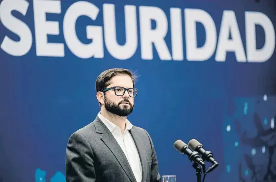  ?? P/ssidsncia ds Chils / EFE ?? El presidente de Chile, Gabriel Boric, durante la firma en la Moneda del Compromiso Transversa­l por la Seguridad, el 4 de abril