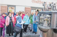  ?? FOTO: ST. KONRAD HASLACH ?? Gabriele Neher erzählte den Besuchern von St. Konrad Haslach und aus der Bregenzer Straße Wissenswer­tes aus der Historie der Stadt Wangen. Die Gäste waren begeistert: „So eine schöne Stadt.“