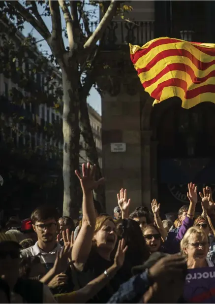  ??  ?? FICK SIN VILJA IGENOM. Demonstran­ter utanför Katalonien­s regionparl­ament, som också ville att Katalonien skulle