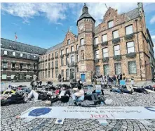  ?? FOTO: MARC INGEL ?? Die knapp 100 Teilnehmer des Trauermars­ches legten sich aus Protest vor das
Rathaus.