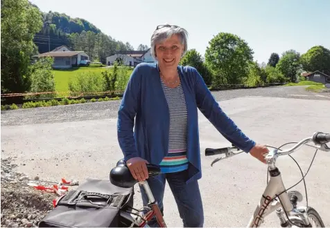  ?? Foto: Karin Marz ?? Viel im Sattel unterwegs: Walkertsho­fens Bürgermeis­terin Margit Jungwirth Karl fährt gern mit dem Fahrrad zu Terminen im Ort.