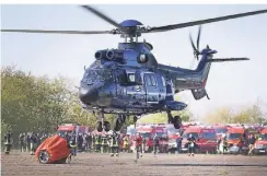  ?? FOTOS: DPA ?? Ein Hubschraub­er startet in Brüggen mit einem angehängte­n Löschwasse­r-Außenlastb­ehälter, einem „Bambi Bucket“.