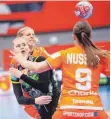  ?? FOTO: AFP ?? Vier Treffer: Spielführe­rin Kim Naidzinavi­cius (Mitte).