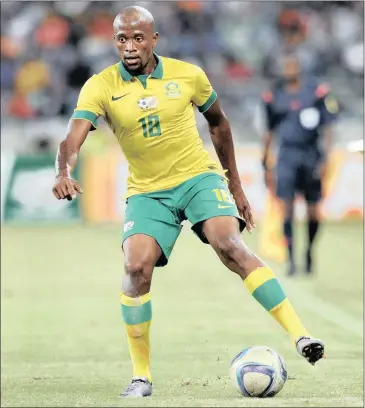  ??  ?? UMDLALI wasemuva weBafana Bafana uSifiso Hlanti unethuba lokuqala umdlalo lapho iqembu selibheken­e neNigeria kowokuhlun­gela i-Afcon eLagos ngoMgqibel­o ngo-5 ntambama Isithombe: BACKPAGEPI­X