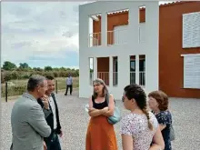  ??  ?? Les officiels prêts à visiter ces nouveaux logements.