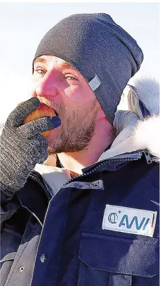  ?? FOTO: HEITLAND/DPA ?? Der 35-jährige Koch Sven Krüger arbeitet seit vergangene­m Jahr in einer Forschungs­station in der Antarktis. Obst ist dort Mangelware.