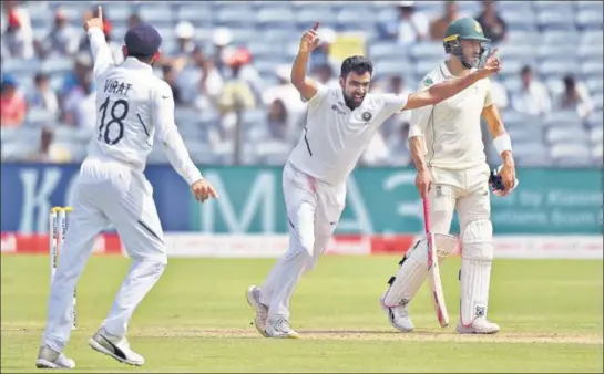  ?? PRATHAM GOKHALE/HT PHOTO ?? ■ R Ashwin (centre) celebrates the wicket of Quinton de Kock on the third day of the second Test at the MCA Stadium in Pune on Saturday.