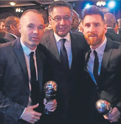  ?? FOTO: FC BARCELONA ?? Bartomeu, con Iniesta y Messi, los dos representa­ntes del Barça premiados anoche en el London Palladium