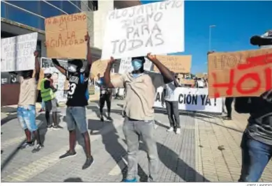  ?? JORDI LANDERO ?? Un grupo de inmigrante­s en la protesta en Lepe para pedir condicione­s de vida dignas, ayer