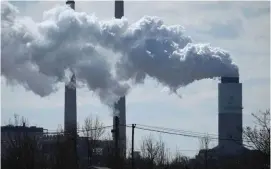  ??  ?? Plan B. Se controlará­n las emisiones de las plantas alimentada­s por carbón.