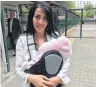  ?? FOTO: FELEKNAS UCA ?? Die Lehrerin Ayse Celik mit ihrem Baby.