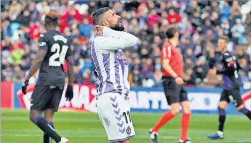  ??  ?? DESESPERAD­OS. Los jugadores del Real Valladolid no encontraro­n soluciones para llevarse el partido ante el Leganés.
