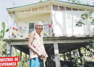  ??  ?? ROSTROS DE
ESPERANZA
Carmen Pérez Rodríguez, de 70 años, mantiene su espíritu alegre en medio de la situación que han enfrentado por el huracán María.