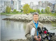  ?? RIC ERNST/PNG ?? Vancouver Mayor Gregor Robinson praised beach cleanup efforts on Sunday, but said he is worried oil may be lurking below the surface.