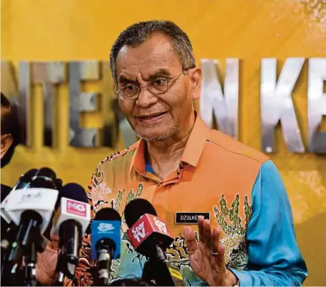  ?? BERNAMA PIX ?? Health Minister Datuk Seri Dr Dzulkefly Ahmad (right) speaking at a press conference in Putrajaya yesterday.