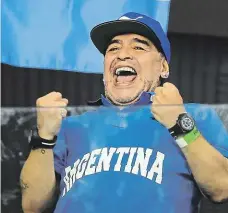  ?? Foto: Reuters ?? Nejslavněj­ší fanoušek Diego Maradona řádil jako tenisový příznivec stejně impulzivně, jako to míval ve zvyku na fotbalovém hřišti.