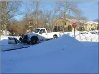  ?? RACHEL RAVINA - MEDIANEWS GROUP ?? A truck plows snow inside a residentia­l apartment complex in Lansdale Thursday morning following a winter storm that hit Montgomery County.