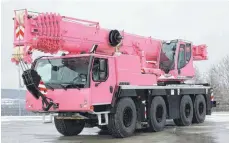  ?? ?? Diesen rosafarben­en Mobilkran hat das Liebherr-Werk Ehingen 2019 an einen Kunden nach Australien geliefert.