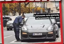  ??  ?? Luksusowe auto gwiazdy zatarasowa­ło jeden pas