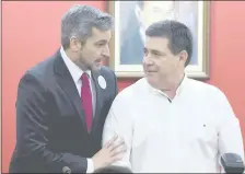  ??  ?? El abrazo Abdo Benítez-Cartes extraña a algunos colorados.