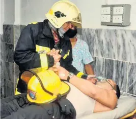  ?? Office of the Cuban President, Twitter. ?? Several firefighte­rs are among those injured in a fire that started in an oil tank in the port of Matanzas, Cuba, Saturday. Another 17 firefighte­rs were missing, authoritie­s said.