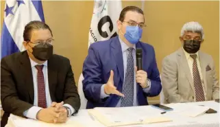  ?? FOTO: EL HERALDO ?? La semana pasada el presidente del CNE firmó los contratos con tres de las cuatro empresas que suministra­rán tecnología al proceso lectoral, falta el de MSA.