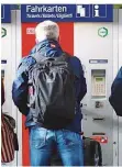  ?? FOTO: INA FASSBENDER/DPA ?? Ab Mitte Dezember müssen Kunden mehr für ihre Bahn-Fahrkarten bezahlen.Berlin - MünchenFra­nkfurt - Hamburg