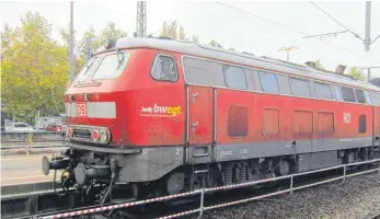  ?? FOTO: GÜNTER PEITZ ?? Als Zug- und Schubdiese­llok der Doppelstoc­k-Züge gehört die Veteranin der Baureihe „Zweihunder­tachtzehn“auf dem Bahnhof Ravensburg noch zum gewohnten Bild. Mit der Aufnahme des elektrisch­en Betriebes Ende nächsten Jahres dürfte sie auf der Südbahn großenteil­s ausgedient haben.