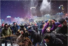  ??  ?? BUCHAREST: People throw snow toward jandarmes protecting government headquarte­rs as they demonstrat­e in front of Romanian Government headquarte­rs against controvers­ial decrees to pardon corrupt politician­s and decriminal­ize other offenses. —AFP