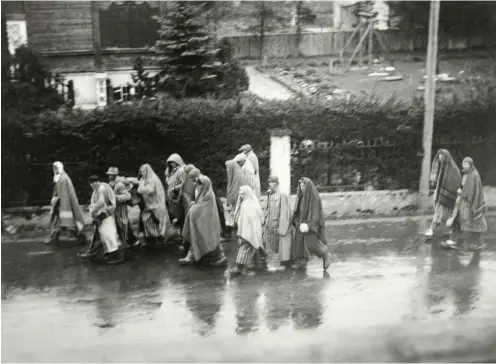  ?? Foto: akg-images/Benno Gantner ?? Aus dem KZ-Dachau evakuierte Häftlinge auf dem Fußmarsch durch Starnberg, 28. April 1945