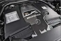  ??  ?? Si le G est de plus en plus sophistiqu­é, il conserve ses trois blocages qui représente­nt un atout majeur en tout-terrain.
Le V8 biturbo développe 585 ch et assure des performanc­es de sportive. Le cache-moteur en carbone est une option facturée 900 € !