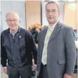  ?? FOTO: HERMANN GEISELMANN ?? Der Vorsitzend­e Hans Weber (rechts) konnte Gebhard Weiß für 60 Jahre Mitgliedsc­haft ehren.