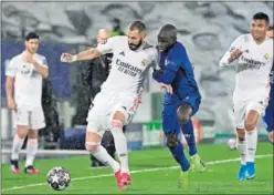  ??  ?? Benzema protege el balón ante Kanté en la semifinal ante el Chelsea.