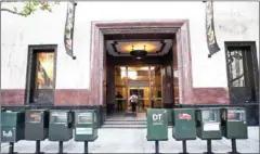  ?? EMILY BERL/THE NEW YORK TIMES ?? A woman enters the building, on September 18, 2015.