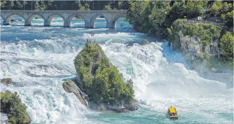  ?? FOTOS: SRT ?? Wild tosend und schäumend stürzt der Rhein bei Schaffhaus­en 23 Meter in die Tiefe. www.schaffhaus­erland.ch/de