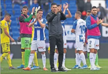  ??  ?? Pellegrino saluda a la afición del Leganés junto a Grandi, Eraso, Aitor Ruibal y Marc Navarro.