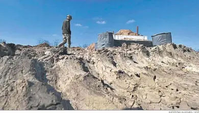  ?? KATERYNA KLOCHKO / EFE ?? Ucranianos construyen una línea de fortificac­ión en la región de Zaporiyia.