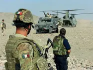  ??  ?? Verifiche Mezzi italiani in Afghanista­n