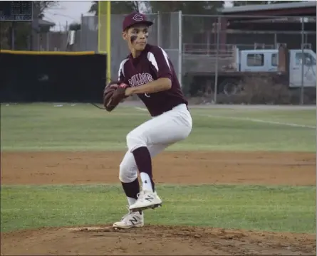  ?? LOPEZ PHOTO ?? Calexico High’s Derek Silva prepares to deliver a pitch. KARINA