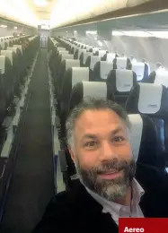  ??  ?? Aereo vuoto
Il selfie dell’attore vicentino Amer Sinno sul volo VeneziaAte­ne: erano pochissimi i passeggeri