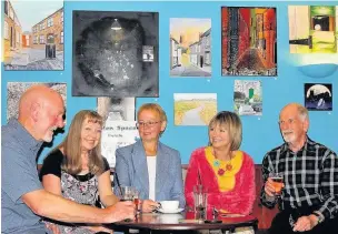  ??  ?? ●● Macclesfie­ld Art Group members Malcolm Maginn, Barbara Cope, Brenda Hooper, Janet Rawsthorn and Dave Williams with the display of paintings at The Park Tavern